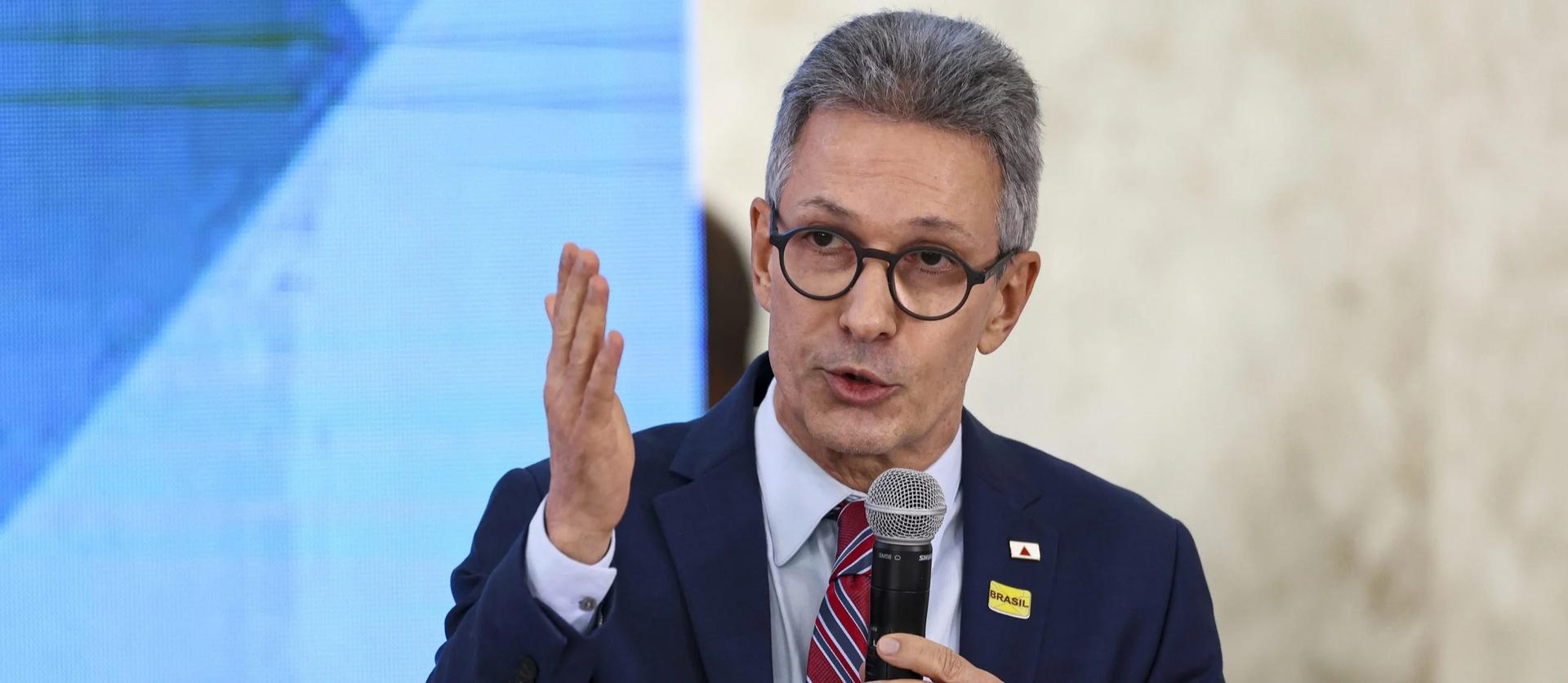 Zema oficializa pré-candidatura à Presidência com apoio da direita