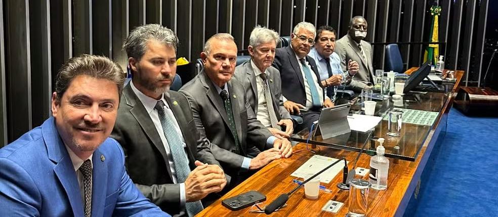 Senadores se acorrentam em protesto a Alexandre de Moraes