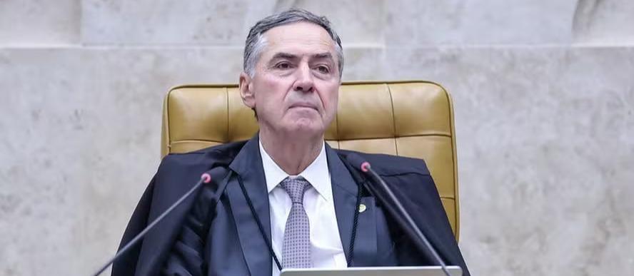 Barroso veste a toga de advogado 
