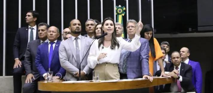 Minoria no Congresso apresenta projeto para conter efeitos do tarifão de Lula