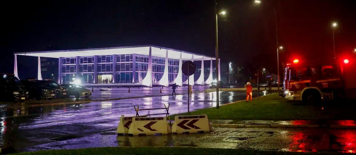 O atentado, que trouxe pânico para a capital federal, levanta não apenas questões sobre segurança pública, mas também sobre os interesses por trás de tais atos.