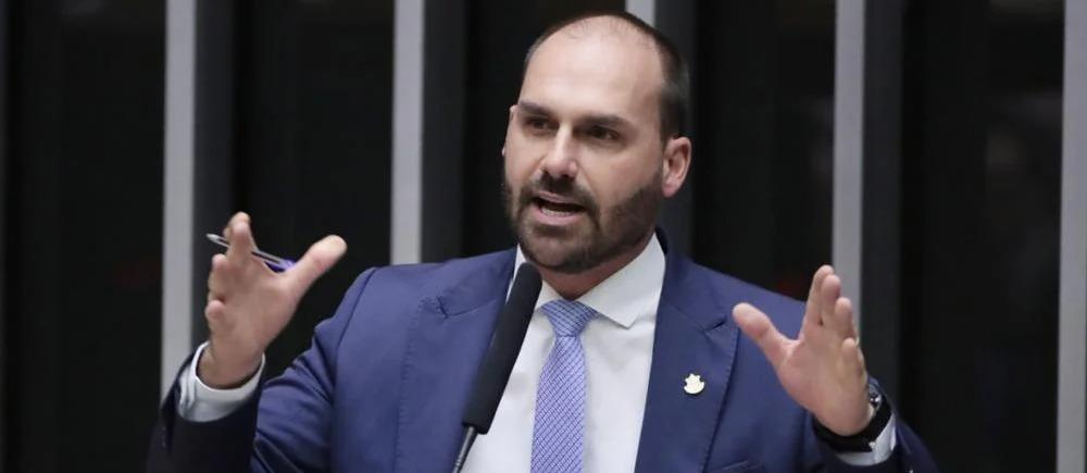 Eduardo Bolsonaro corre risco de perder mandato se permanecer nos EUA, alerta Motta